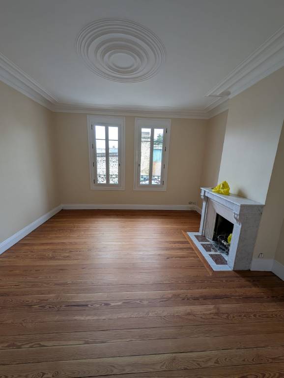 Pièce d'appartement ancien avec parquet et peinture refaite